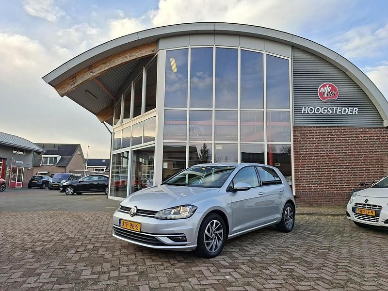 Grijs Occasion 2026 VW Golf VIII Highline Hatchback | € 16.445 - Afbeelding 1/4