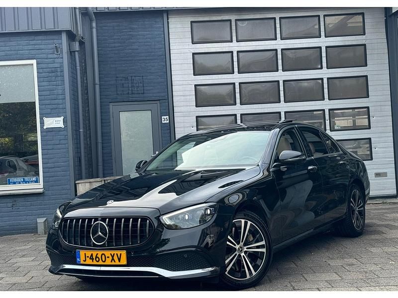 Zwart Gebruikt 2020 Mercedes E450 Avantgarde Sedan | € 52.495 - Afbeelding 1/4