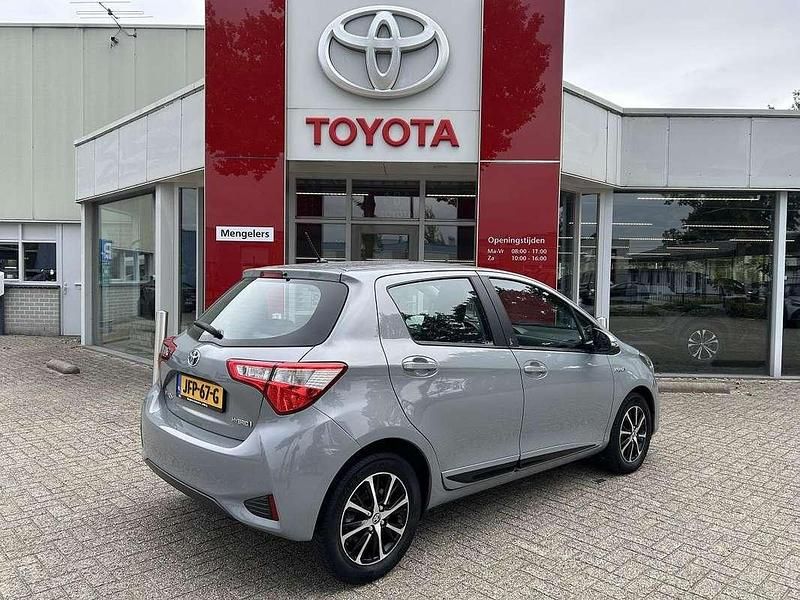 Occasion Toyota Yaris Hybrid Design 101 PK (74 kW) 2018 Grijs Hatchback