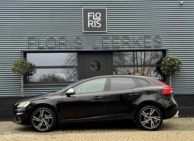Occasion Volvo V40 R-Design 122 PK (89 kW) 2017 Zwart Hatchback