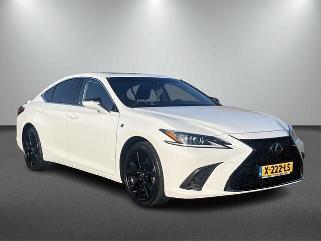 Occasion Lexus ES300H Business Edition 218 PK (160 kW) 2023 Wit (metallic) Sedan