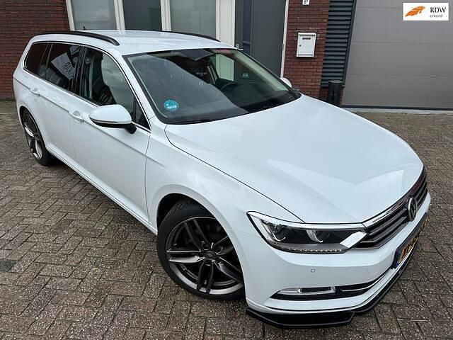 Wit Occasion 2019 VW Passat Comfortline Stationwagen | € 12.600 (Super prijs) - Afbeelding 1/4