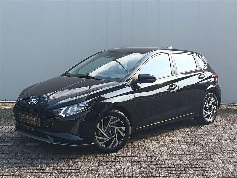Zwart metallic Gebruikt 2024 Hyundai i20 Comfort Hatchback | € 18.440 (Eerlijke prijs) - Afbeelding 1/4