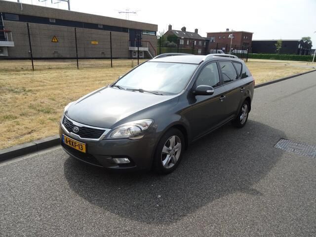 Grijs, metallic lak Gebruikt 2012 Kia Ceed Stationwagen | € 3.890 (Eerlijke prijs) - Afbeelding 1/4
