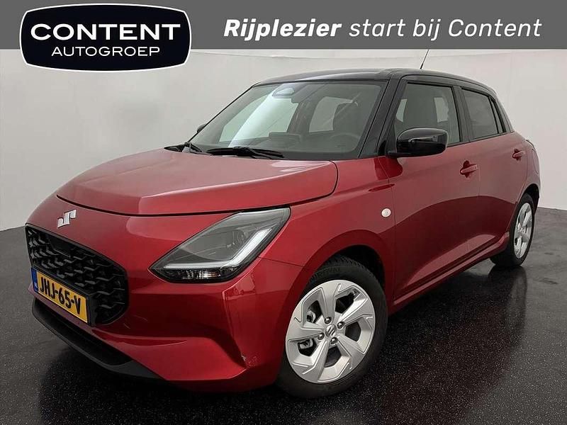 Rood Occasion 2025 Suzuki Swift Hatchback | € 21.440 (Eerlijke prijs) - Afbeelding 1/4