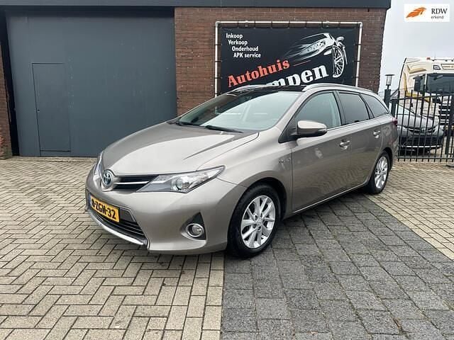Grijs (metallic) Gebruikt 2015 Toyota Auris Touring Sports Stationwagen | € 12.950 (Eerlijke prijs) - Afbeelding 1/4
