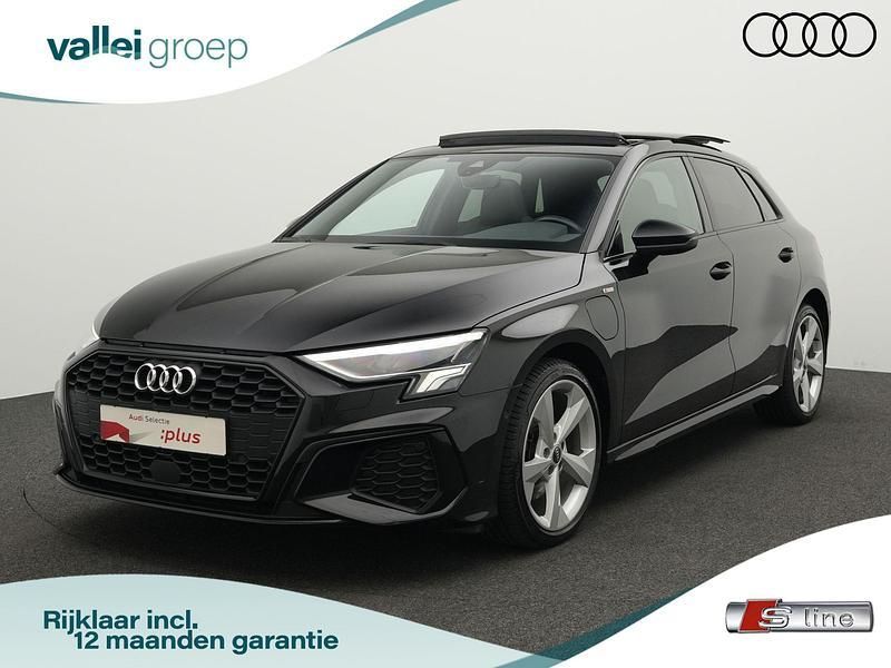 Zwart, metallic lak Gebruikt 2021 Audi A3 Sportback e-tron Advanced Sedan | € 31.800 (Duur) - Afbeelding 1/4