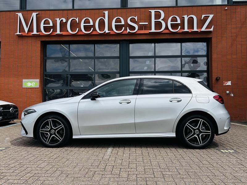 Occasion Mercedes A250 AMG line 218 PK (160 kW) 2025 Zilver Hatchback