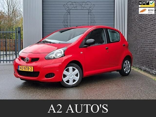 Rood Gebruikt 2010 Toyota Aygo Hatchback | € 1.750 (Goede deal) - Afbeelding 1/4