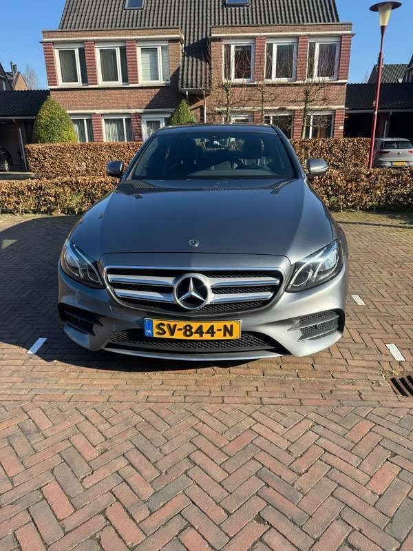 Grijs Gebruikt 2018 Mercedes E220 Business Sedan | € 25.000 (Eerlijke prijs) - Afbeelding 1/4