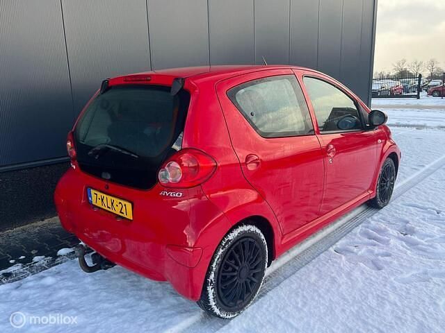 Occasion Toyota Aygo 68 PK (50 kW) 2007 Rood Hatchback
