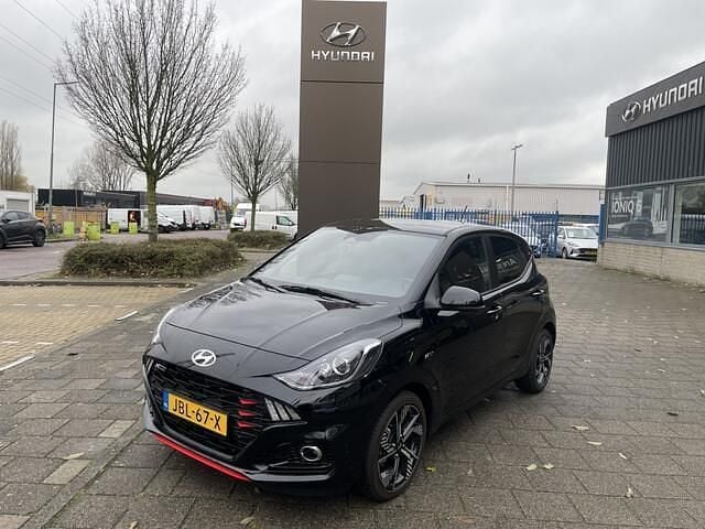 Phantom black (zwart metallic) Nieuw 2025 Hyundai i10 N Line Hatchback | € 25.995 - Afbeelding 1/4