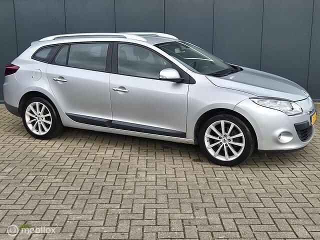 Grijs Gebruikt 2011 Renault Mégane GrandTour Dynamique Stationwagen | € 3.299 (Eerlijke prijs) - Afbeelding 1/4