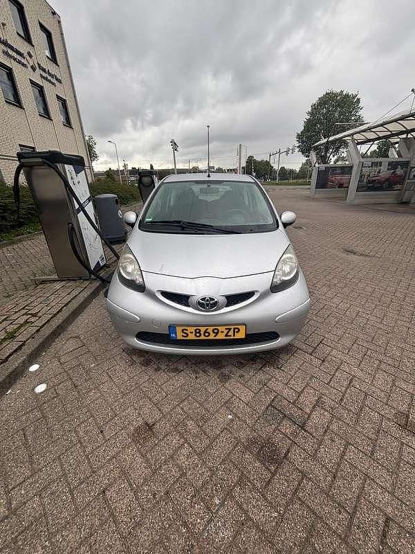 Grijs Gebruikt 2005 Toyota Aygo Hatchback | € 1.800 (Eerlijke prijs) - Afbeelding 1/4