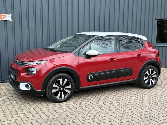 Rood (metallic) Gebruikt 2017 Citroën C3 PureTech Hatchback | € 13.495 (Eerlijke prijs) - Afbeelding 1/4
