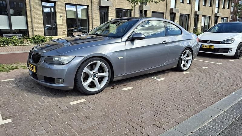 Zilver Gebruikt 2006 BMW 335 Coupé | € 10.950 (Eerlijke prijs) - Afbeelding 1/4