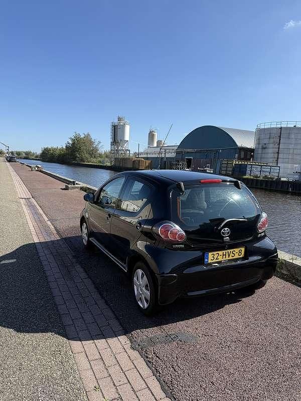 Zwart Gebruikt 2009 Toyota Aygo Comfort Hatchback | € 1.800 (Goede deal) - Afbeelding 1/4