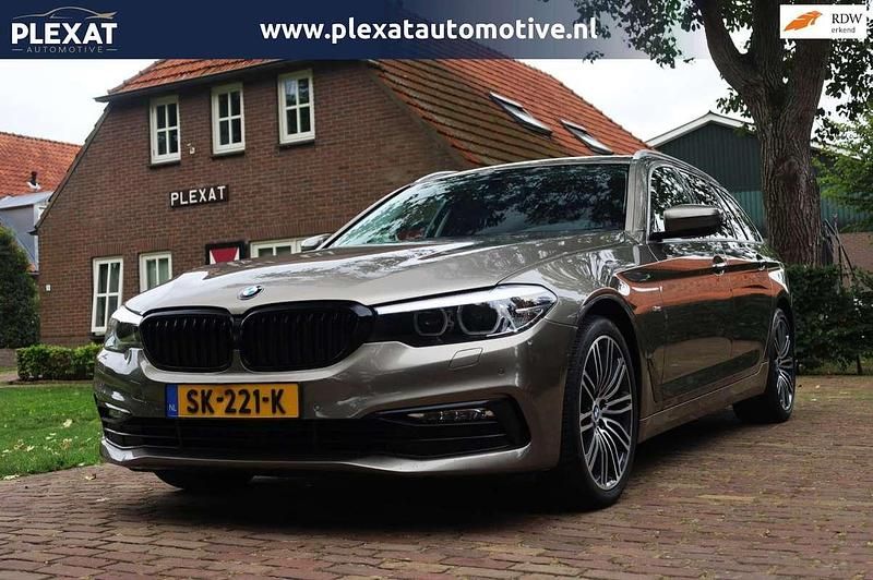 Bruin, metallic lak Gebruikt 2017 BMW 520 Executive Stationwagen | € 22.945 (Goede deal) - Afbeelding 1/4