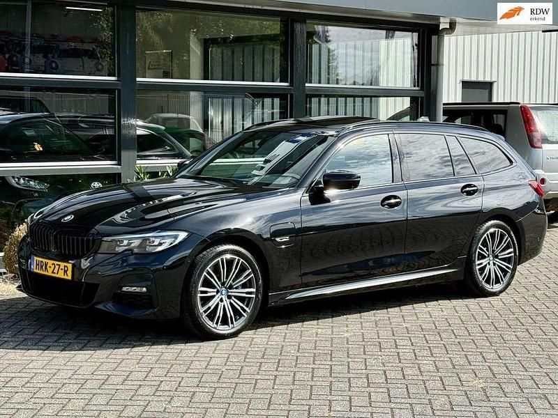 Zwart Occasion 2022 BMW 330e Executive Stationwagen | € 27.995 (Super prijs) - Afbeelding 1/4
