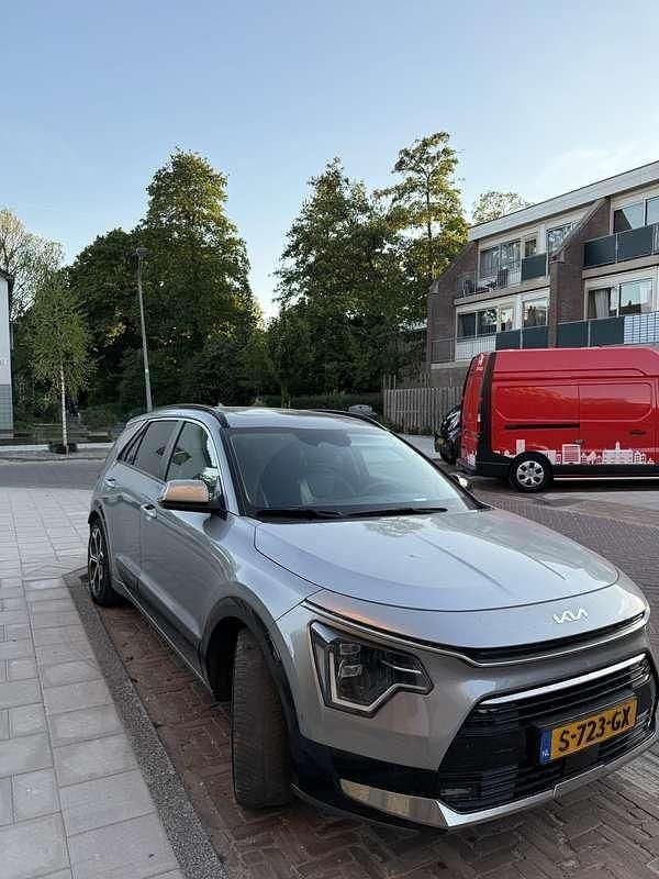 Grijs Gebruikt 2023 Kia Niro SUV | € 26.250 (Goede deal) - Afbeelding 1/4