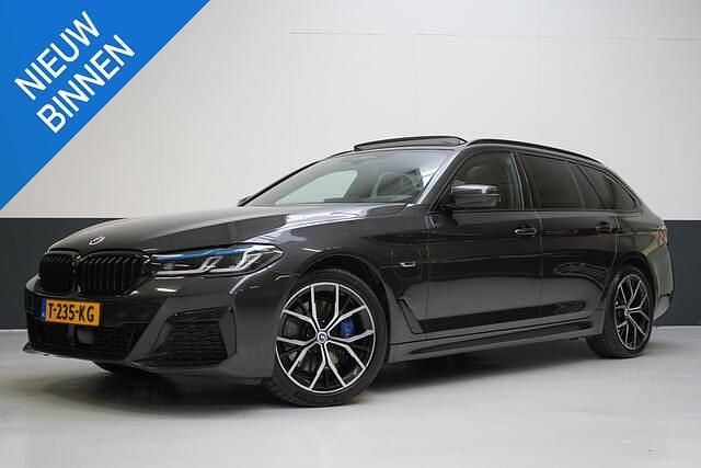 Grijs Gebruikt 2023 BMW 530e Comfort Edition Stationwagen | € 32.895 (Super prijs) - Afbeelding 1/4