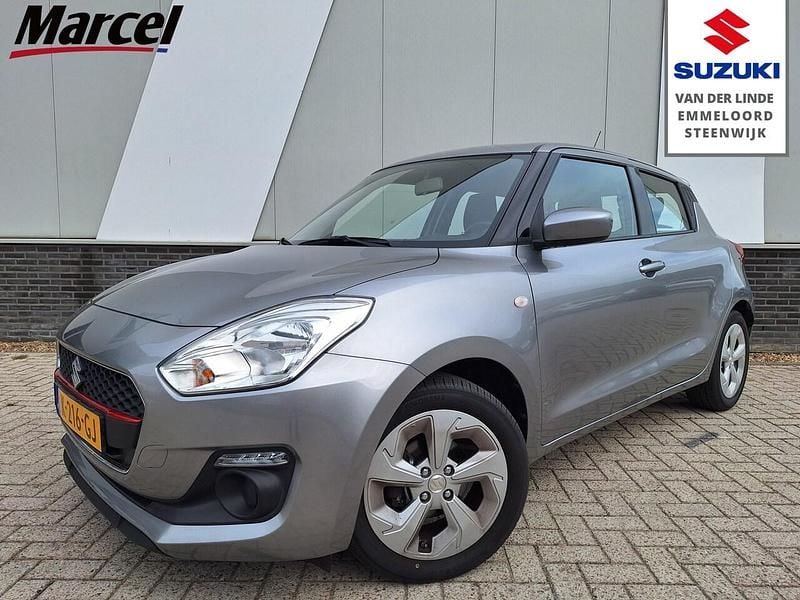 Grijs, metallic lak Gebruikt 2020 Suzuki Swift Comfort Hatchback | € 13.350 (Eerlijke prijs) - Afbeelding 1/3