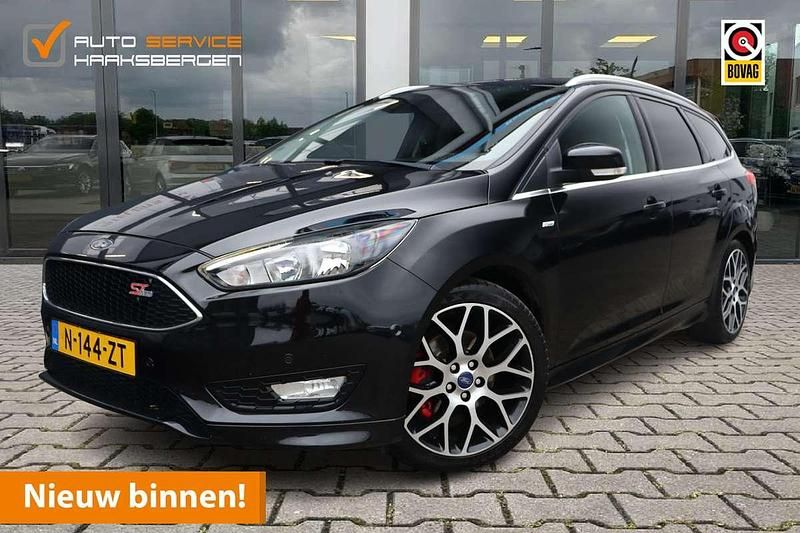 Zwart Gebruikt 2014 Ford Focus ST-Line Stationwagen | € 8.900 (Eerlijke prijs) - Afbeelding 1/4