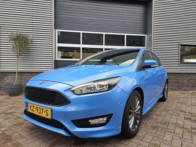 Blauw Gebruikt 2017 Ford Focus ST-Line Hatchback | € 9.950 (Eerlijke prijs) - Afbeelding 1/4
