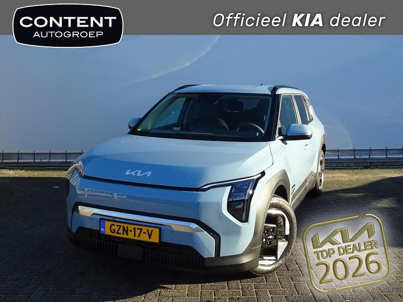 Frost blue (blauw metallic) Occasion 2025 Kia EV3 Plus SUV | € 36.940 (Eerlijke prijs) - Afbeelding 1/4