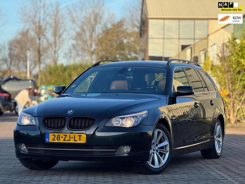 Zwart Gebruikt 2008 BMW 525 Executive Stationwagen | € 4.950 (Eerlijke prijs) - Afbeelding 1/4
