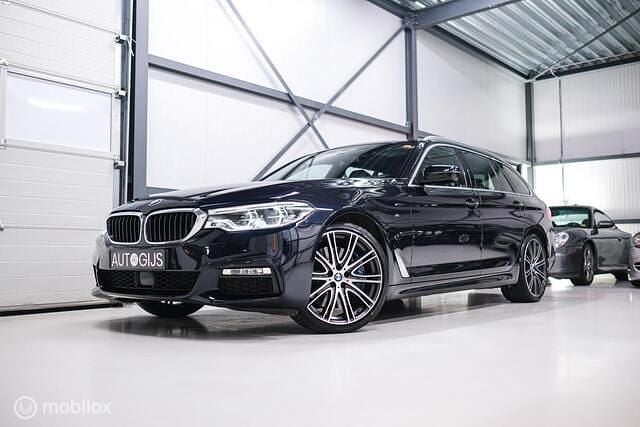 Blauw (metallic) Gebruikt 2018 BMW 540 Executive Stationwagen | € 31.990 (Eerlijke prijs) - Afbeelding 1/4