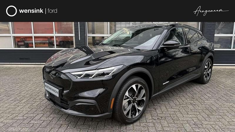 Zwart Nieuw 2025 Ford Mustang Mach-E SUV | € 46.970 (Eerlijke prijs) - Afbeelding 1/4