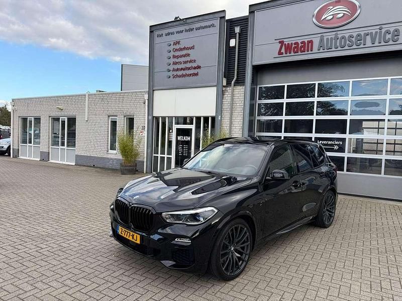 Zwart Gebruikt 2021 BMW X5 Executive SUV | € 63.950 (Eerlijke prijs) - Afbeelding 1/4