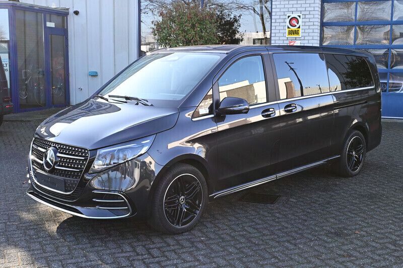 Grijs Gebruikt 2024 Mercedes V300 AMG MPV | € 132.950 - Afbeelding 1/4