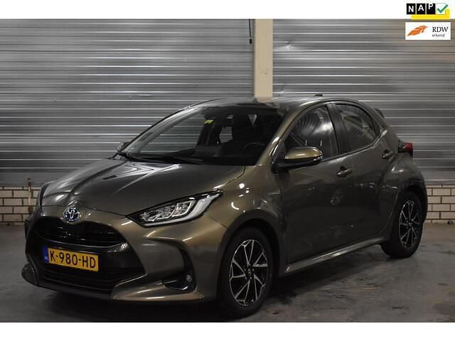 Bruin Occasion 2021 Toyota Yaris Hatchback | € 16.450 (Goede deal) - Afbeelding 1/4