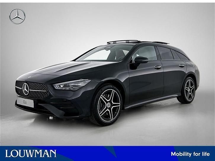 Donker kosmoszwart metaalkleur metallic Nieuw 2025 Mercedes CLA250e Business Sedan | € 52.065 (Eerlijke prijs) - Afbeelding 1/4