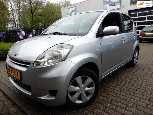 Grijs Gebruikt 2009 Daihatsu Sirion Hatchback | € 2.750 (Eerlijke prijs) - Afbeelding 1/4