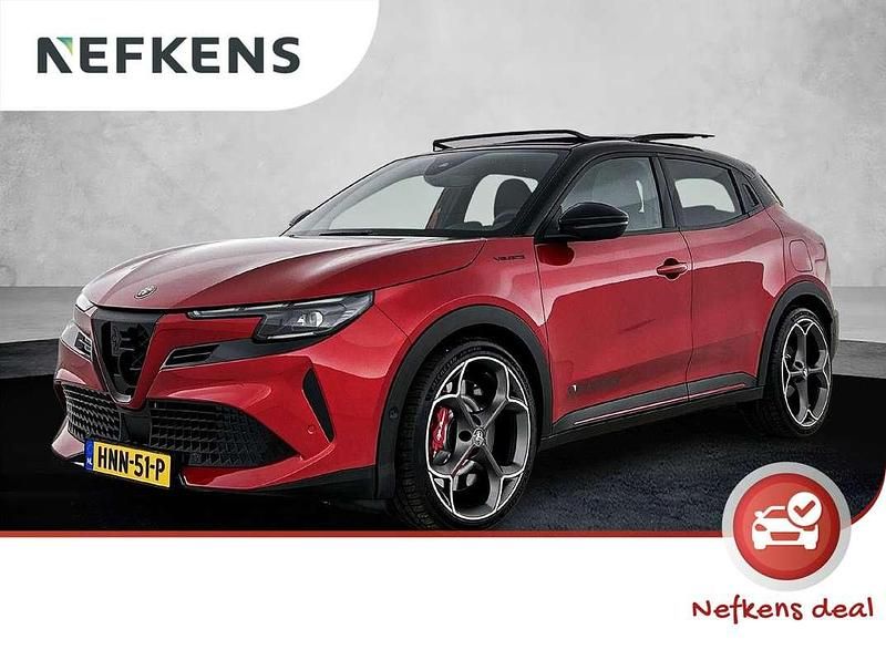 Rood Nieuw 2025 Alfa Romeo Junior Veloce SUV | € 45.925 (Duur) - Afbeelding 1/3