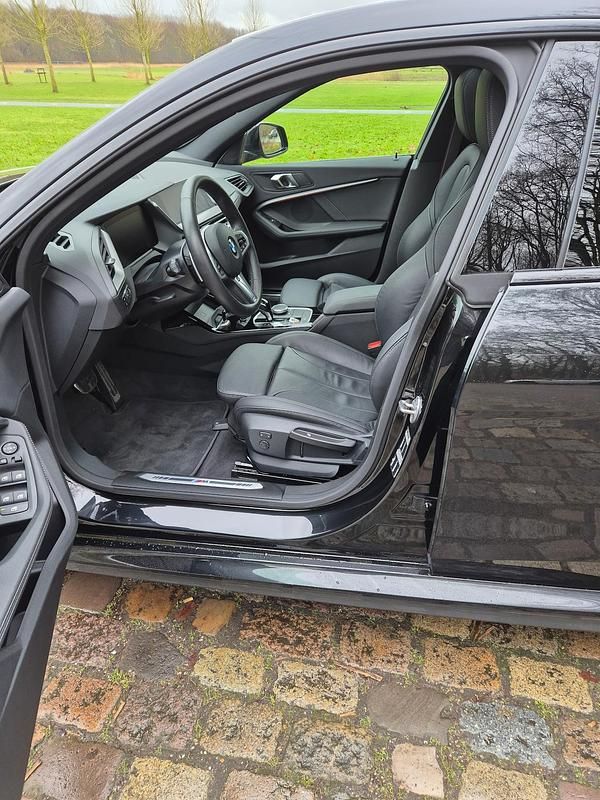 Zwart (metallic) Gebruikt 2024 BMW 220 Executive Coupé | € 41.000 (Iets duurder) - Afbeelding 1/4