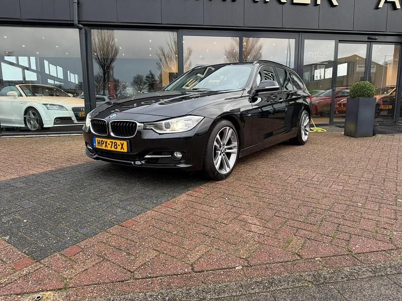 Zwart Occasion 2014 BMW 328 Executive Sedan | € 15.950 (Eerlijke prijs) - Afbeelding 1/4