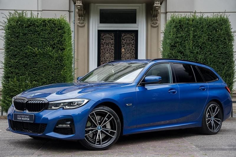 Blauw Gebruikt 2022 BMW 330e M Sport Stationwagen | € 37.940 (Goede deal) - Afbeelding 1/4
