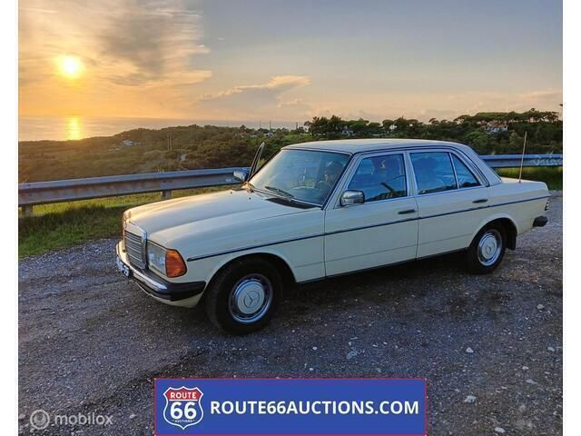 Beige Gebruikt 1977 Mercedes 300 Sedan | € 8.000 - Afbeelding 1/4