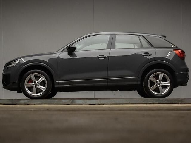 Grijs (metallic) Gebruikt 2019 Audi Q2 S-Line SUV | € 22.740 (Goede deal) - Afbeelding 1/4