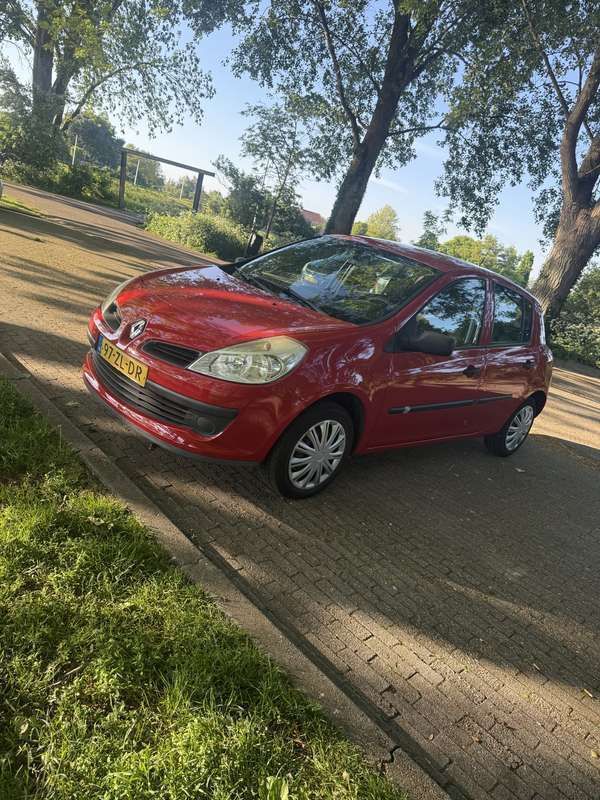 Rood Gebruikt 2008 Renault Clio II Expression Hatchback | € 2.997 (Eerlijke prijs) - Afbeelding 1/3