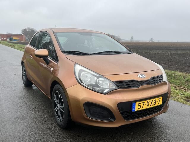 Oranje Gebruikt 2013 Kia Rio Comfort Hatchback | € 5.450 (Eerlijke prijs) - Afbeelding 1/4