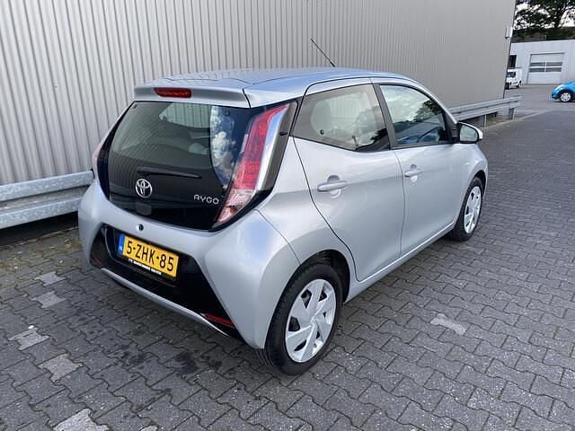 Grijs Gebruikt 2015 Toyota Aygo X-play Hatchback | € 6.950 (Goede deal) - Afbeelding 1/4