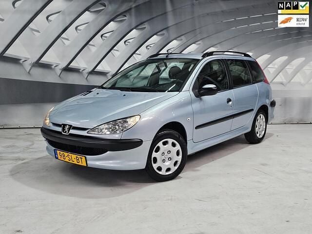 Grijs Gebruikt 2006 Peugeot 206 Stationwagen | € 1.499 (Eerlijke prijs) - Afbeelding 1/4