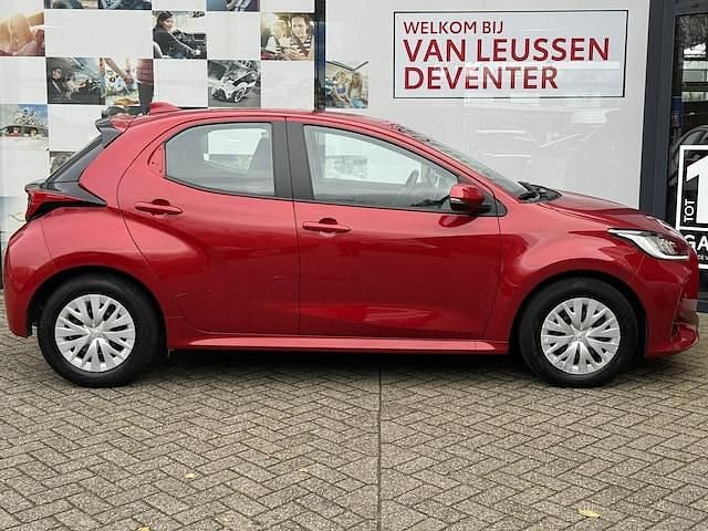 Occasion Toyota Yaris Hybrid Business Edition 116 PK (85 kW) 2023 Rood Hatchback