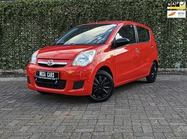 Rood Gebruikt 2009 Daihatsu Cuore Hatchback | € 3.495 (Iets duurder) - Afbeelding 1/4