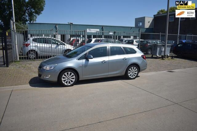 Grijs, metallic lak Gebruikt 2012 Opel Astra Cosmo Stationwagen | € 4.750 (Eerlijke prijs) - Afbeelding 1/4